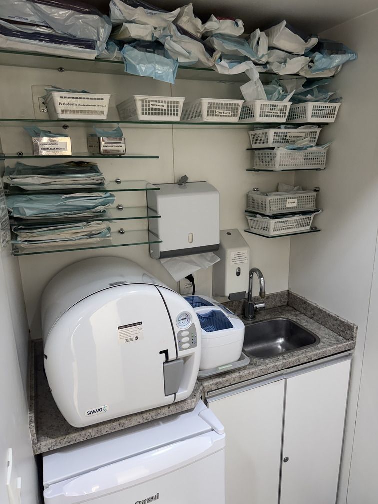 Sala de esterilização com autoclave e materiais embalados