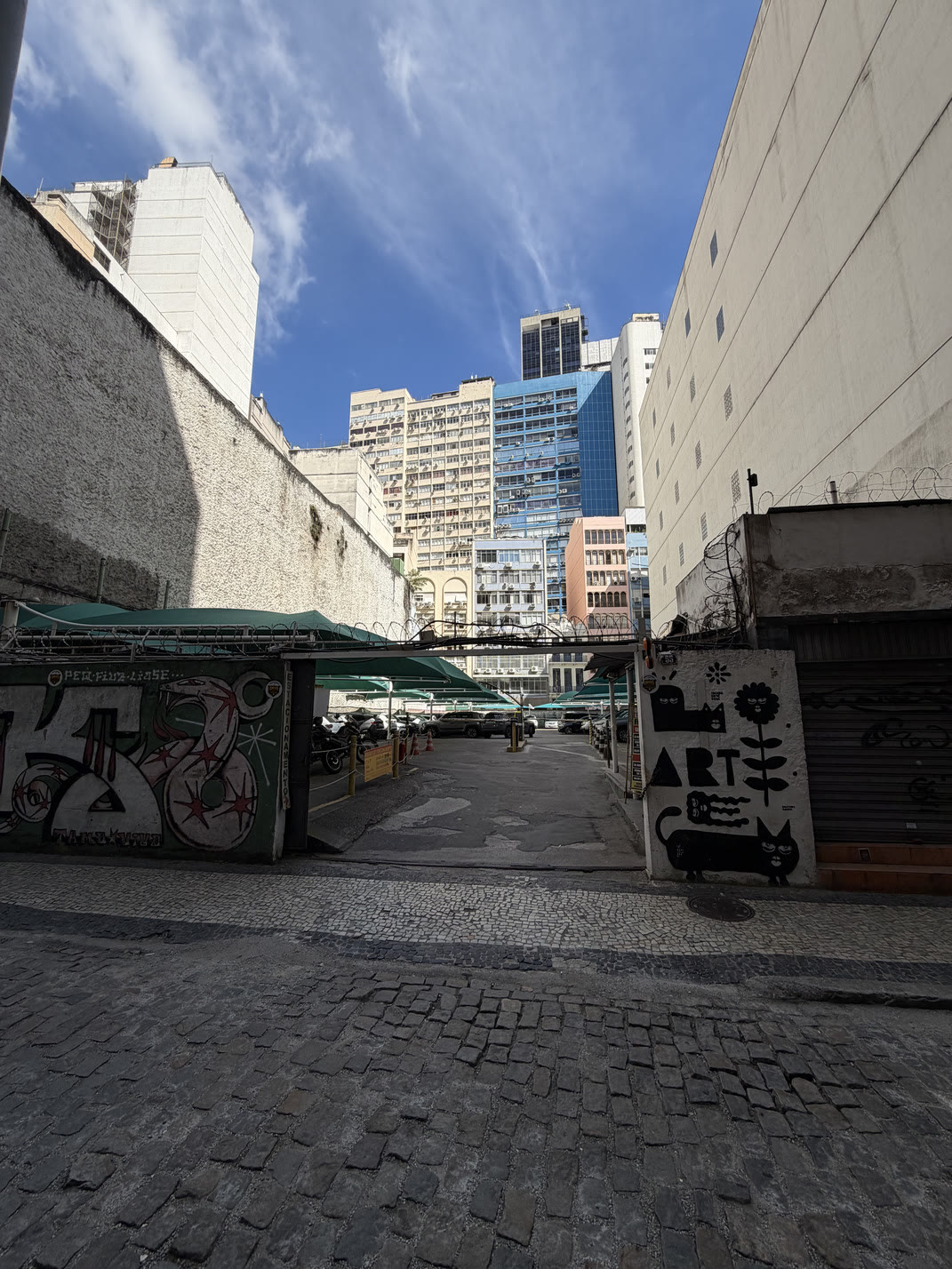 Estacionamento em frente ao prédio da clínica, no Centro do Rio