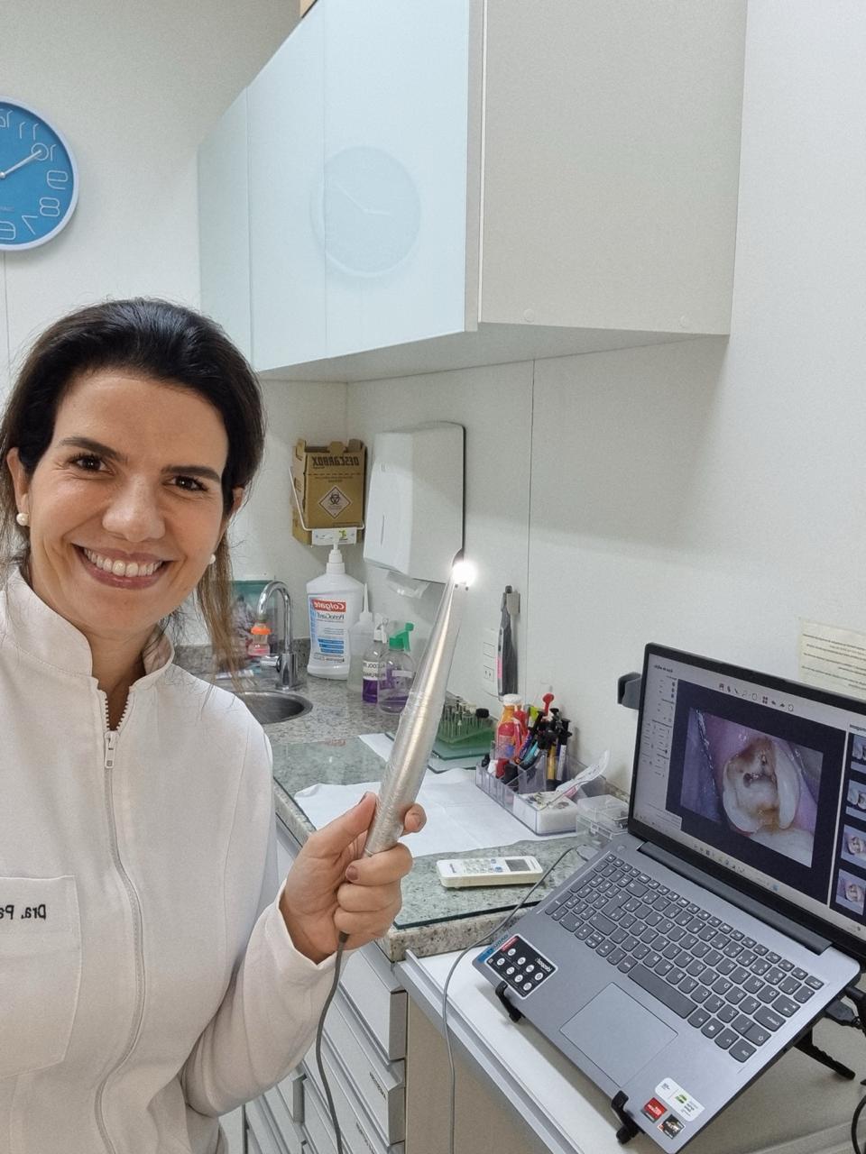 Dra. Patrícia com o scanner intraoral — tecnologia no diagnóstico